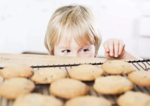 孩子|7岁男孩重达200斤,一顿饭量顶3个人,只因家里人这样做