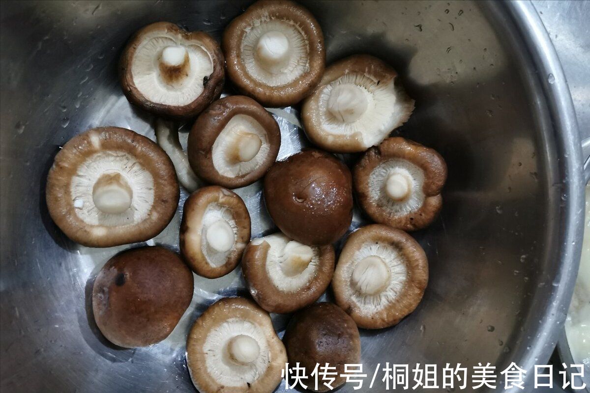 炖鸡肉，先焯水还是直接炖？都是错的，多做1步，鸡肉鲜嫩又入味