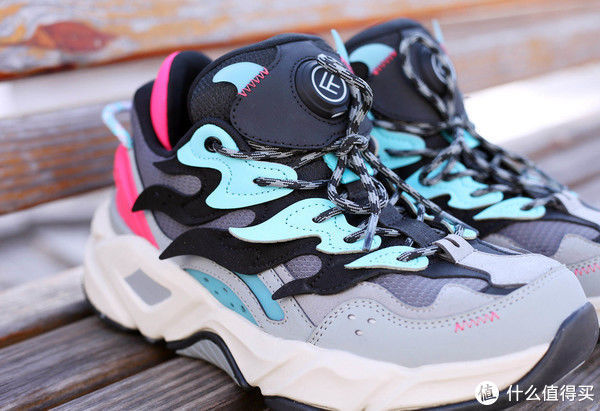 复古风 智趣测评 篇三百二十五:小米有品新上的老爹鞋测评,自带电加热,炫酷还保暖