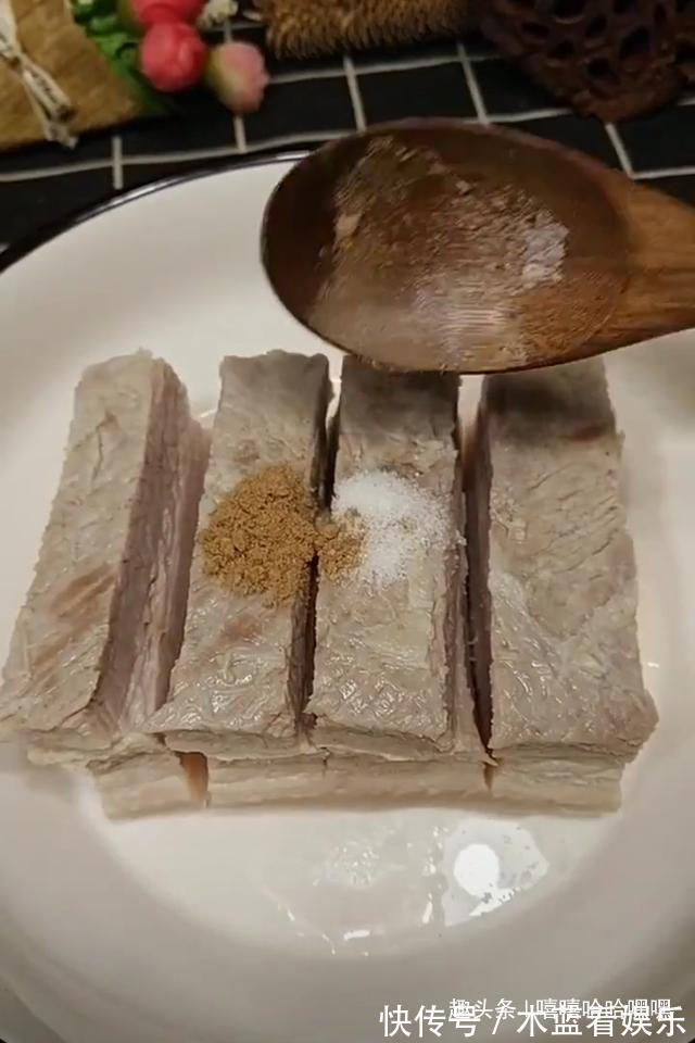 五花肉不仅可以红烧，还可以烤着吃，更有味儿，入口即融不油腻！