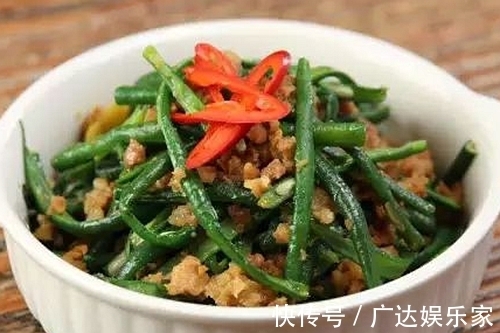 一个人就能吃掉一大盘的家常菜，酱香浓郁、鲜美无比，拌饭吃真香