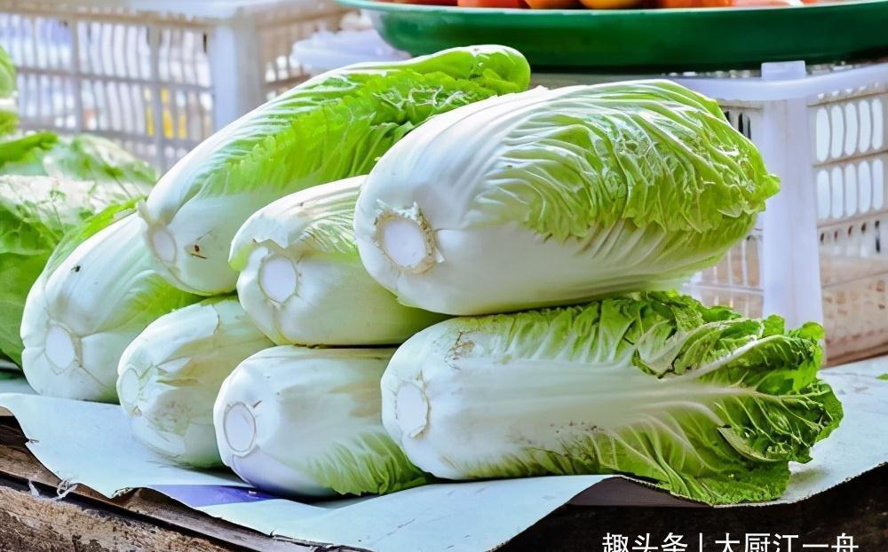 炒白菜时,最忌直接下锅炒!炒前记得多加这1步,白菜爽脆不出水