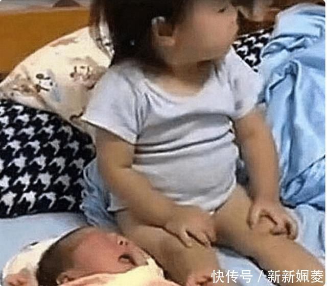 家长们|2岁姐姐被3个月大的弟弟吵醒,看到妈妈不在,姐姐的做法很暖心