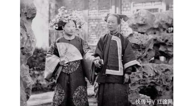 美女|晚清老照片:美女被洋人强行搂抱,男子拿“木棍”动私刑!