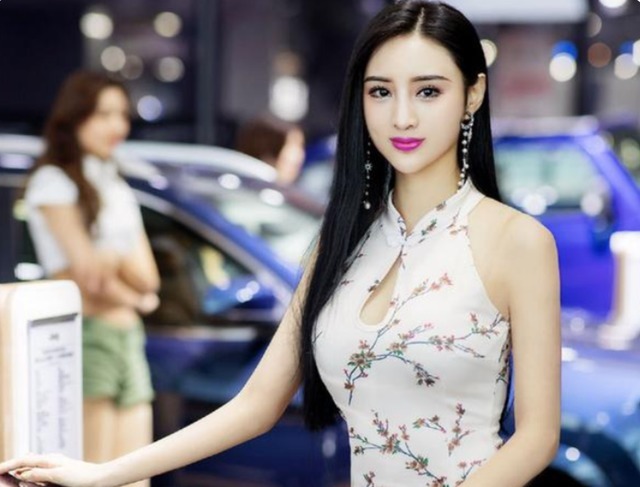 车模|25岁的美女车模,穿旗袍大秀好身材,坚持健身是关键