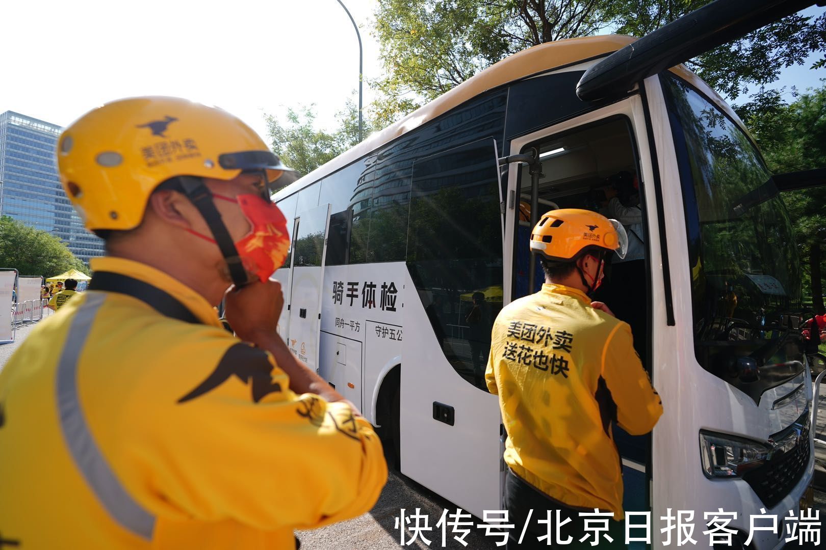 体检车|健康体检车走上北京街头为骑手免费体检