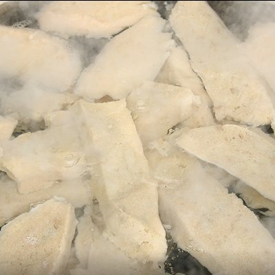  加上五花肉白辣椒一起炖