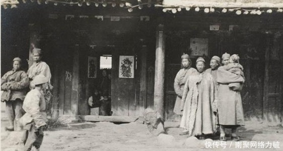 街头|晚清时期老照片:图三是凉州街头,图四养鸡的农妇内心很富足