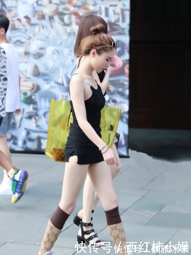 街拍|街拍:小姐姐白色T恤搭配黑色短裤的她给人一种青春洋溢的感觉