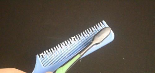 把牙膏涂抹在梳子上太实用了，我也是今天刚知道，看完尽快提醒家人