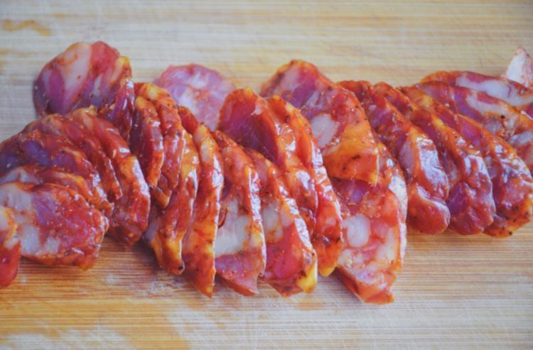 炒香肠,先蒸再炒还是直接炒?教你正确做法?,香肠口感好味道香