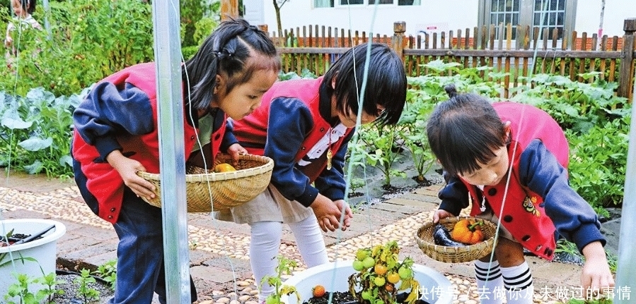 才能|父母要知道，教育孩子时放下父母的架子，才能从心理上尊重孩子