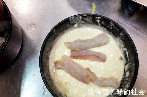 炸鱼时,有人用淀粉,有人用面粉,大厨都错了这才是正确做法