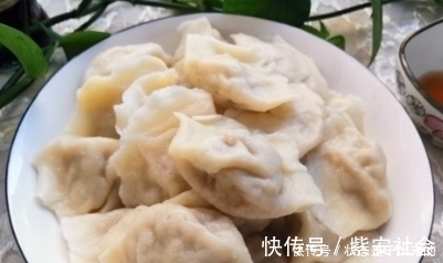 做酸菜饺子时，掌握调馅技巧和用料，饺子鲜嫩多汁，越吃越好吃！