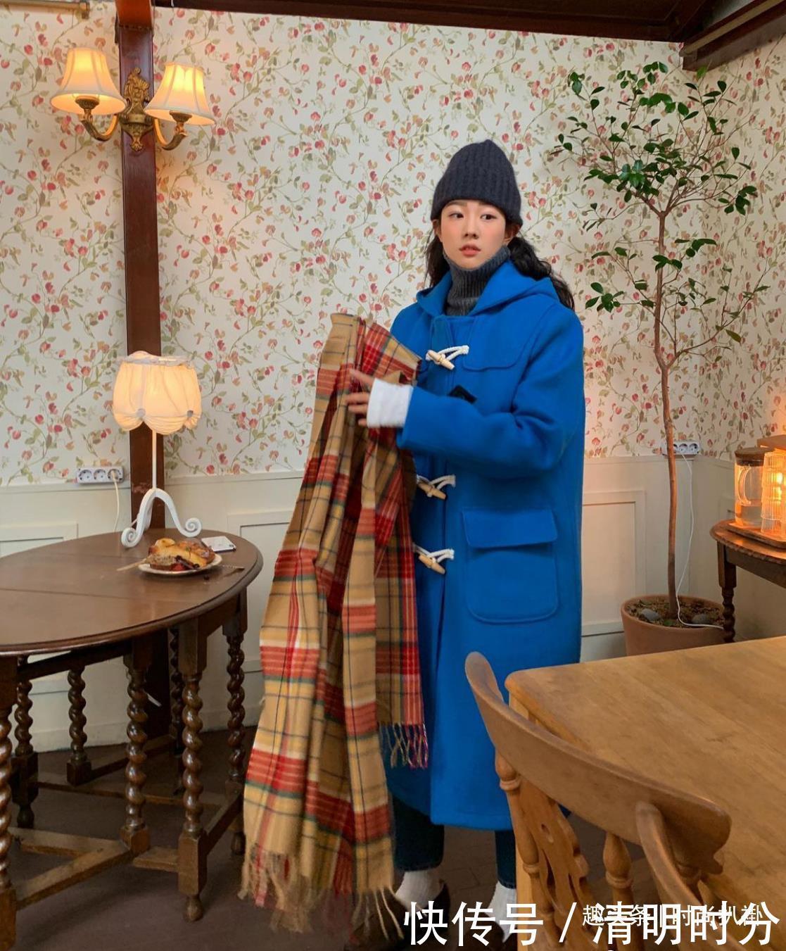 王艺瑾穿泡泡袖大衣可爱有个性设计独特的大衣就是时髦,更吸睛