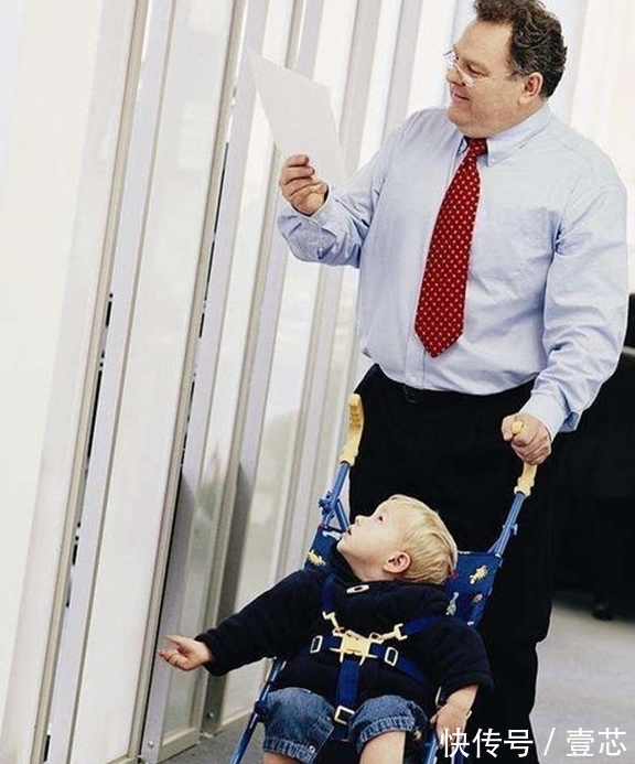爸爸|5岁女儿累了求抱抱,被爸爸残忍拒绝,结果一句话宝爸乖乖就范