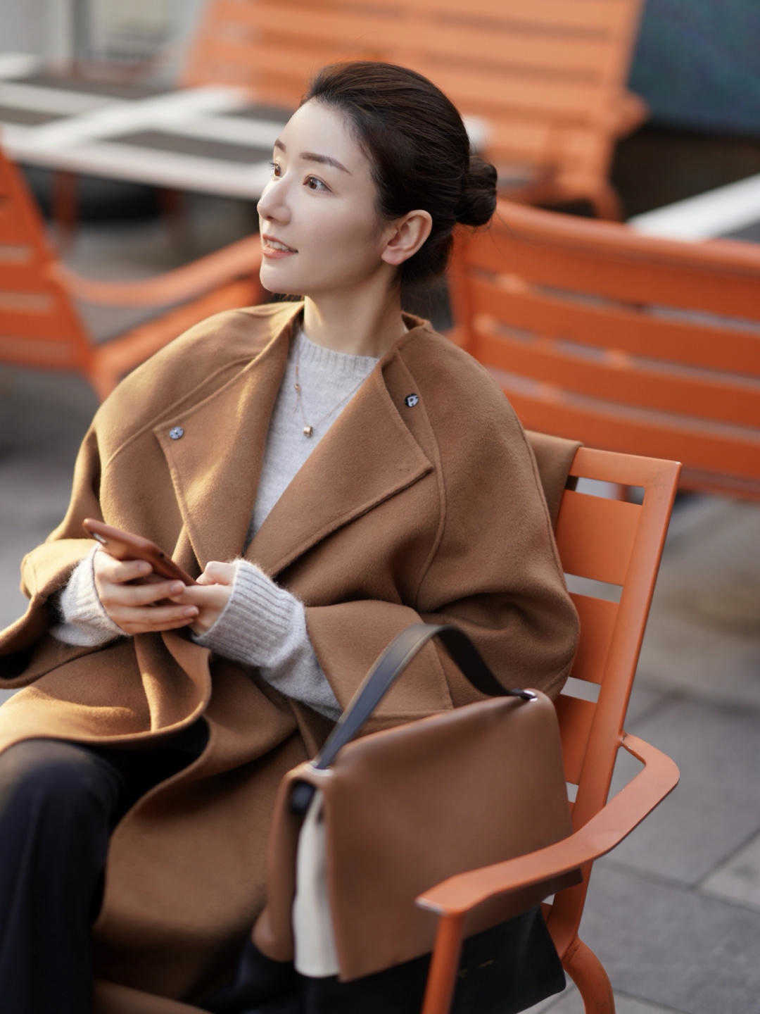 整体性|经典驼色怎样穿才不撞衫?试着和这几种颜色搭配,美感提升好几倍