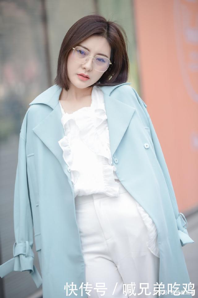 呢子大衣|深秋时节,呢子大衣搭配白色套装 ,展现了优雅气质