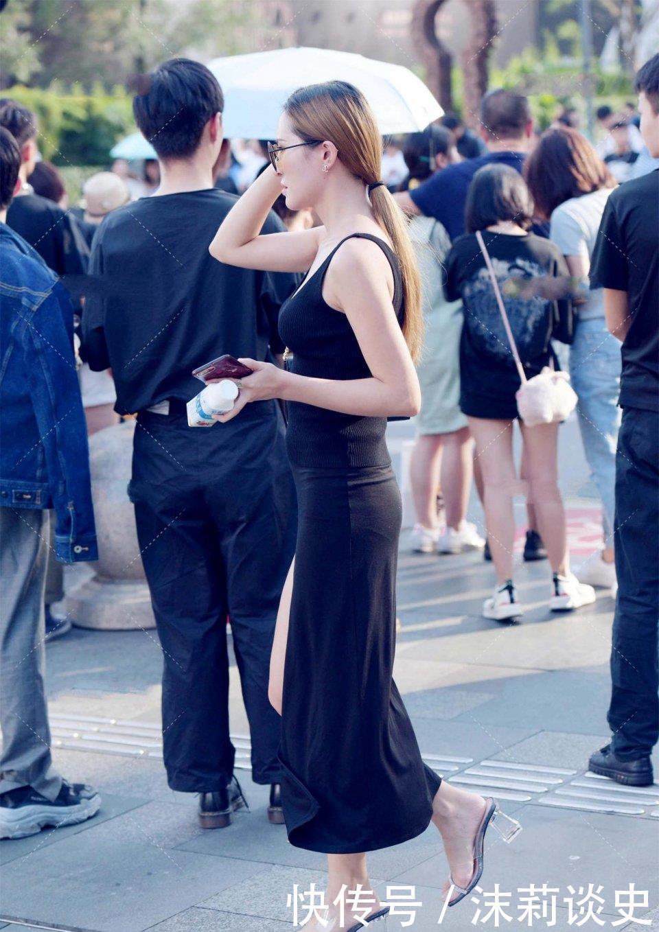 时尚感|黑色针织背心，搭配半身长裙子，独特设计彰显不同时尚感