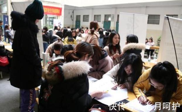 蚂蚁字体&中学生“蚂蚁字体”火了,密密麻麻很难破解,老师看了容易给0分