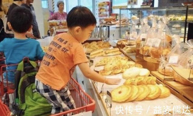 同类型|“不买就不走”,当孩子拿着玩具不放手时,奶奶的做法引路人点赞