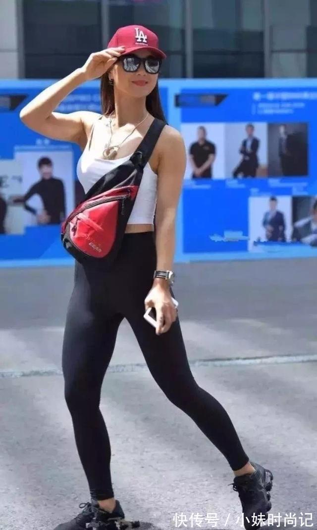 搭配 街拍:青春活力范的小姐姐,七分打底裤搭配卫衣,尽显休闲风格!