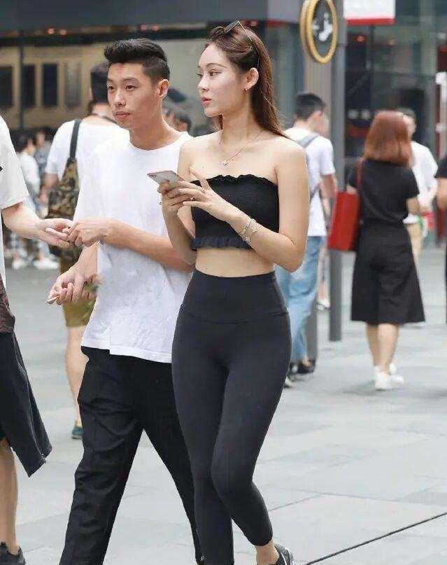 小姐姐|黑色T恤搭配牛仔短裤，时尚简约有气质，穿出魅力十足的时尚感