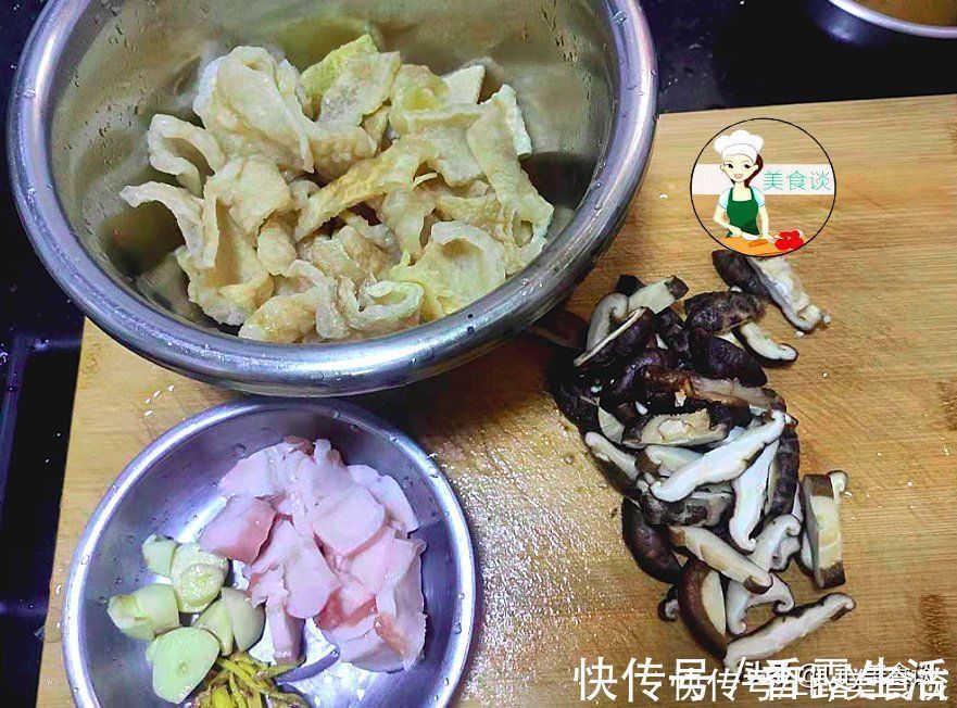 猪皮此做法,简单一煮,比红烧肉香,一次做好放冰箱保存,过年吃