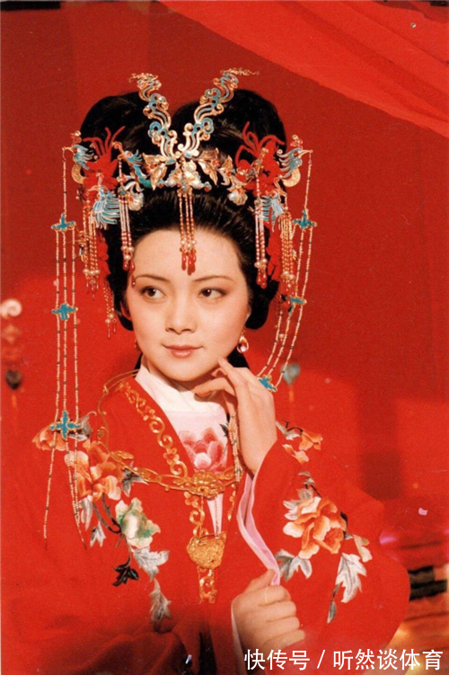 具希世俊美$《红楼梦》中,薛宝钗与林黛玉谁更漂亮?看2个小丫环就明白了