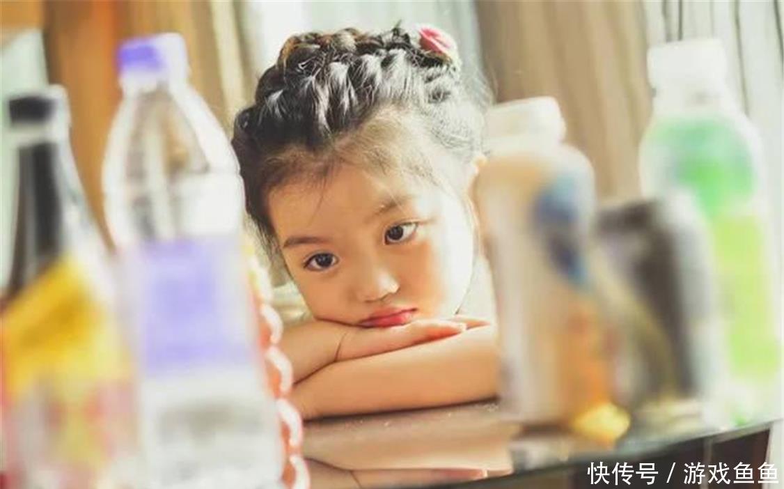 还记得被父母过度消费的阿拉蕾吗?如今才9岁,眼里已经没有光了