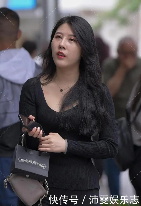 修身的裤子非常多,尤其是今年流行的小黑裤比瑜伽裤还显瘦洋气