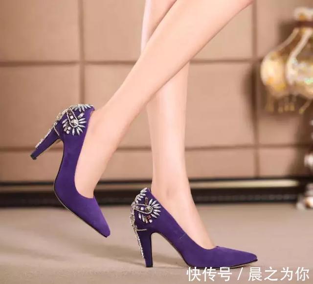 丝袜 简约尖头鞋配上丝袜,散发出名贵气息,展现美妙的腿部!