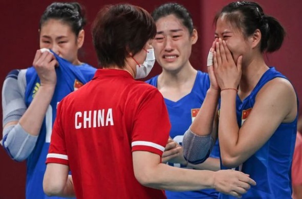 卫冕冠军|中国女排十冠她参与八冠!如今即使功过相抵,郎平仍是国家功臣