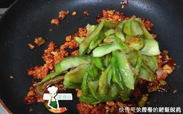 白醋|炒茄子时,直接下锅就错了,大厨教您一招,茄子香软,不油不发黑!