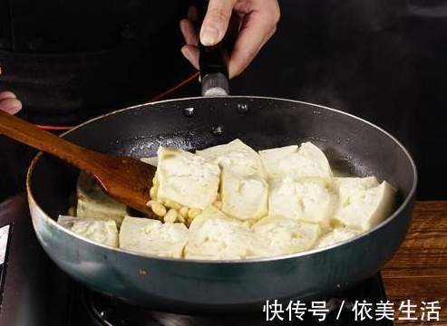 煎豆腐|不管是煎鱼还是煎豆腐,都别直接下油锅,多做一步,完整不粘锅