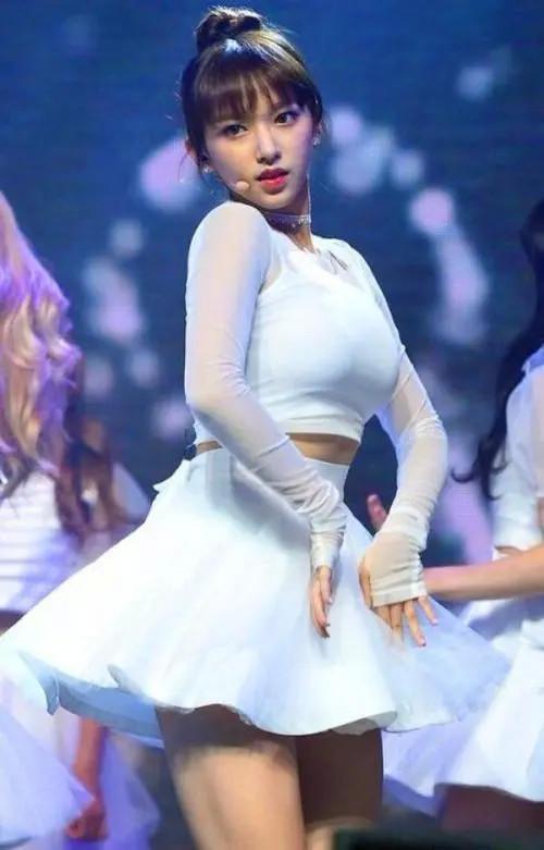 cos|程潇COS春丽胜在大腿够壮,日本原型胜在够美,最经典的却是她