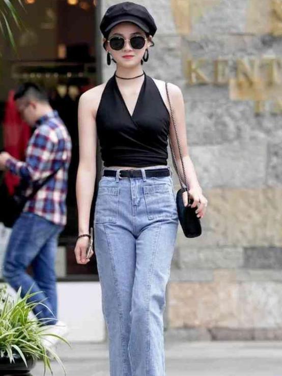 街拍:皎若秋月的小美女,浅妆容颜,气质甜美可爱