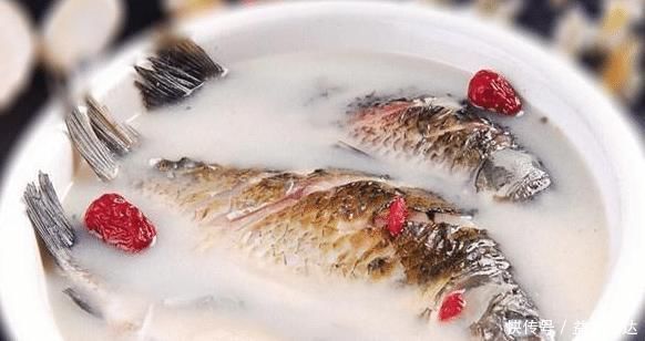 想喝鲫鱼汤却不会做?教你一招,汤汁奶白无腥味,味浓营养高!