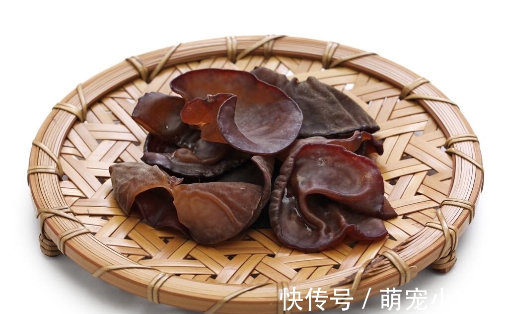 炒木耳时，总是“噼里啪啦”响，教你3招，木耳软嫩好吃不炸锅