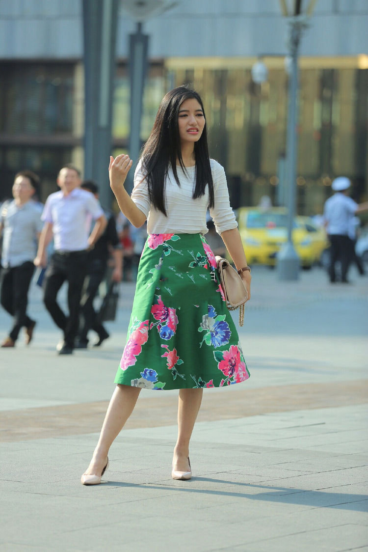 街拍：美女穿绿色的孔雀群，完美的身材和气质，优雅又迷人！