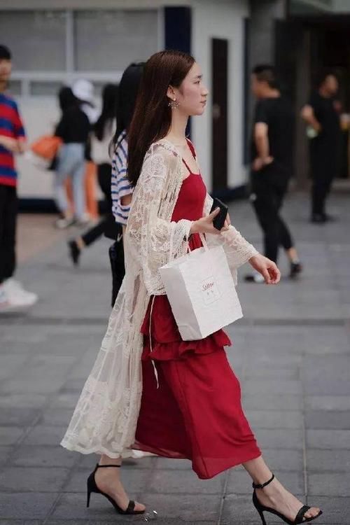 美女红色连衣裙搭配一双黑色的一字带高跟凉鞋,凸显出唯美的气质