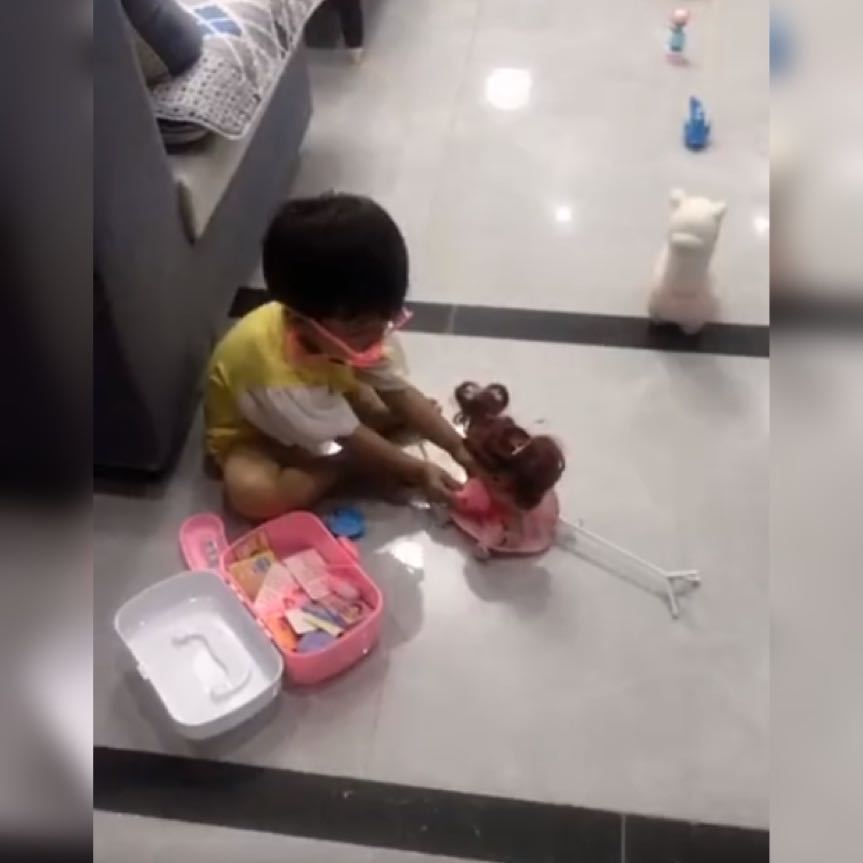 医生|萌娃扮演“医生”火了,连爸爸都挂不上号,网友专家要一视同仁