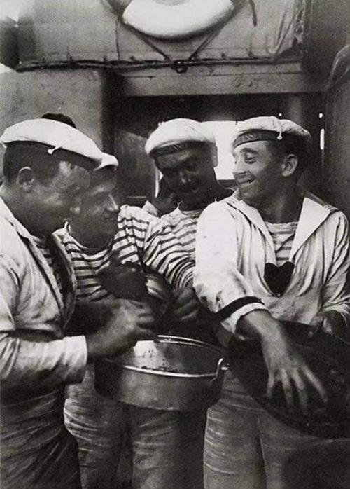 ?条纹怎么穿才不单调？跟着时尚博主这样穿，时髦又显气质！