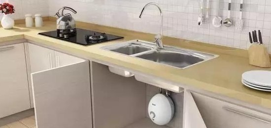 安装|厨房和卫生间离得远,用水热很不方便?别担心,教你2招轻松解决