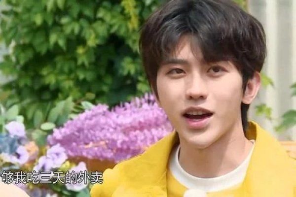 奔跑吧嘉宾都嫌弃612元贵,谁留意蔡徐坤说了啥,太炫富了