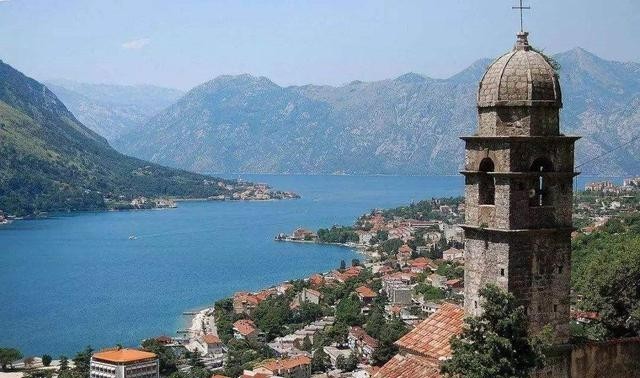 南联盟|美国当年刻意炸毁我国大使馆,为何我国不报仇?差点中了圈套