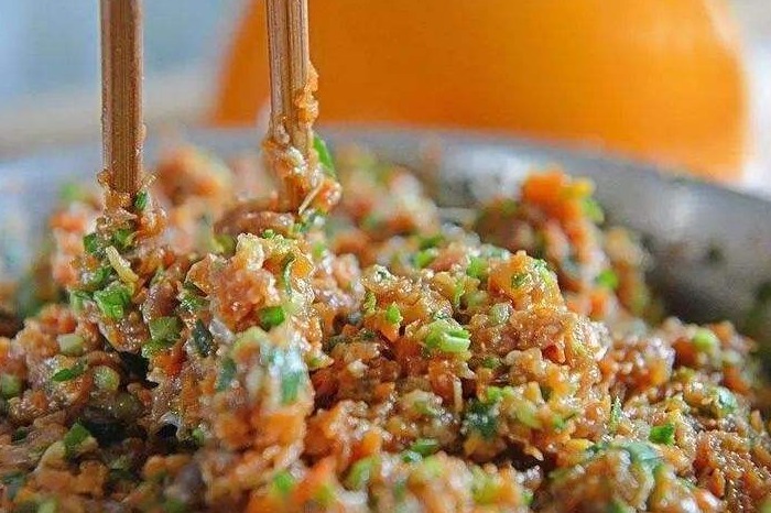 肉馅|调肉馅时,先加盐还是先加油记住3个顺序,肉馅鲜嫩多汁,真香
