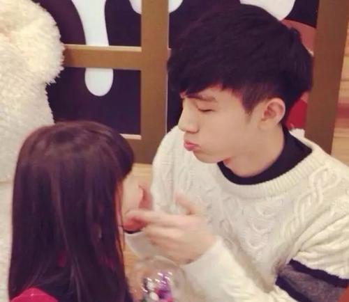 父母|兄妹年纪相差18岁,哥哥带女友回家,妹妹的举动萌化全家人