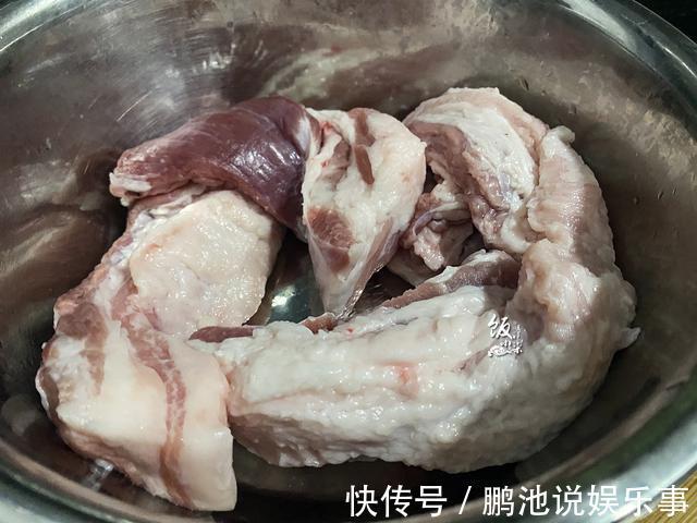 烧烤肉|把整块五花肉放电饭锅里，焖30分钟出锅，把家人都“馋坏了”