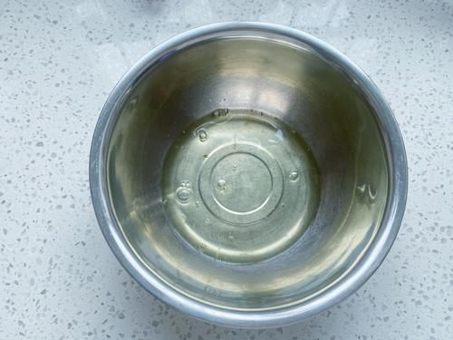 抓住暑假的尾巴，给女儿烤了一盘小小蛋糕，一口一个细腻又柔软